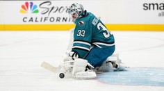 Šílené chyby brankáře potopily Sharks. Obejmeme ho a jdeme dále, hájí jej kouč