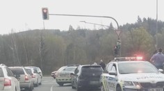 Frajírek v rezavém golfu vytáhl zbraň, autobusák ho přede všemi ztrapnil