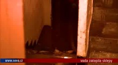 VIDEO: V Praze na Sokolovské prasklo potrubí, voda zatopila sklepy