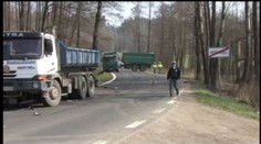 Tatra rozdrtila motorkáře. Vláčela ho sto metrů