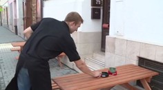Muž hodil mezi kuřáky petardy. Jednoho popálil, další jsou v šoku