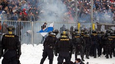 Fotbal poprvé bez policie: násilí a boje přímo na hřištích. Langer zuří