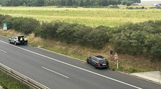 Havárie zablokovala D10. Řidič za volantem zkolaboval, přistával vrtulník