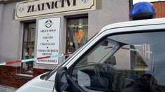 Policisté se chlubili dopadením lupičů, během toho někdo vykradl zlatnictví!