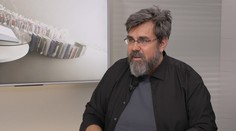 Kvůli sociálním sítím jsou lidé roztržití a netrpěliví. Místo tlustých knih volí krátké, říká spisovatel