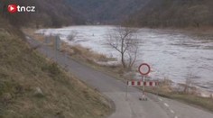 Řeky stoupají, platí pohotovost. Velká voda zavírá silnice