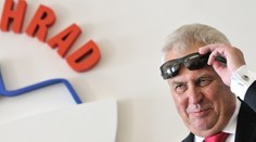 Fischer stále vede prezidentský průzkum, Zeman se na něj dotahuje