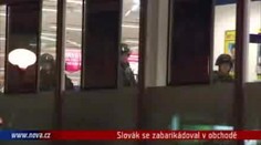 VIDEO: Zabarikádoval se v obchodě a hrozil podřezáním