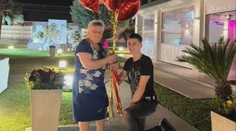 Mladík (19) se zasnoubil se stařenkou (76). Nejde o peníze, ale o lásku, hájí vztah