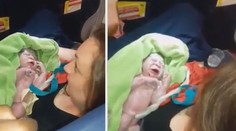 Kamera zachytila zrod nového života! Maminka porodila v letadle