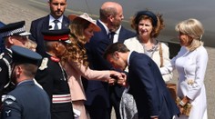 Macron vroucně laškoval s princeznou Kate. William ho musel zklidnit