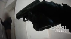 VIDEO: Strážníci načapali bytaře přímo při práci. Tasili pistole!