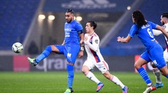 Lyon v závěru otočil utkání s Marseille, lahví trefený Payet přihrál na gól