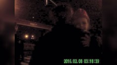 Ožrala vrávoral s holčičkou v náručí po ulici. Napadal strážníky