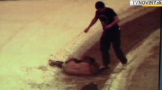 VIDEO: Hokejista surově skopal mladíka na ulici