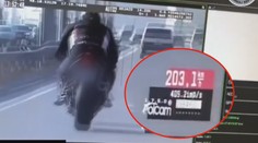 Motorkář frajeřil mezi auty na dálnici. Bohužel přímo před policejní hlídkou