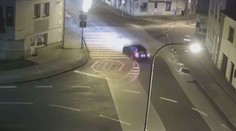 Muž měl driftovat na křižovatce uprostřed města na Jičínsku. Jízda skončila nehodou