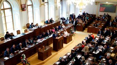 Kolik stojí Sněmovna a kdy zase poslancům vzrostou platy? PŘEHLED