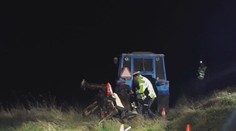 Cyklistka se srazila s traktorem! Zemřela, stroj se převrátil v poli