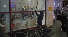 Protesty v anglickém Bristolu se zvrtly v tvrdý útok na policejní stanici
