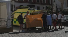 Útočník ve Švédsku pobodal na politické akci ženu. Ta zraněním podlehla