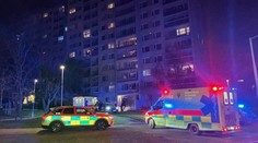 Mladíkům vybuchla v panelákovém bytě pyrotechnika, skončili v nemocnici