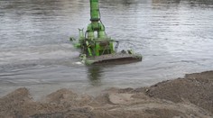 Buldozer pod vodou? V Děčíně jím čistili dno Labe