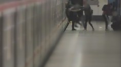 VIDEO: Surové napadení v metru. Muž během potyčky spadl do kolejiště