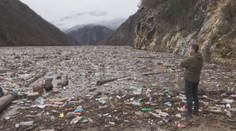 Řeka na Balkáně se změnila ve skládku. Ročně tam skončí 800 000 tun odpadu