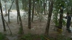 VIDEO: Povodeň uvěznila školáka v proudu, zachránce se skoro utopil