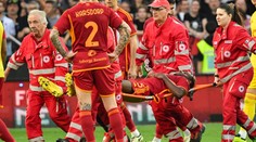 Děsivé scény při utkání AS Řím. Zápas se nedohrál kvůli kolapsu hráče