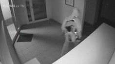 Zloděj pohodář: Ve sklepech se nasvačil, převlékl, a pak je vykradl