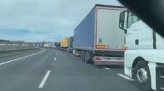 U hranic se tvoří dlouhé kolony. Změňte kontroly, žádají dopravci