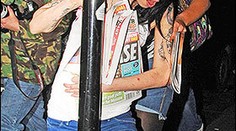 Agresivní Amy Winehouse zbila dva muže