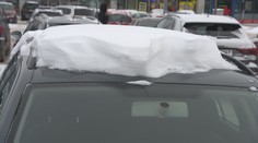 Zasněžené auto musíte očistit. Jinak hrozí vysoké pokuty