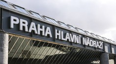 Na hlavním nádraží přespávají stovky uprchlíků. Řešením má být stanové městečko