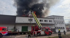 Masivní požár uprostřed Prahy. Hasiči vyhlásili 3. stupeň poplachu