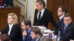 Piráti chtějí politikům sebrat peníze. Podporu ale hledají těžko