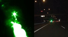 Řidiče oslnil laserový paprsek z jiného auta, vše už řeší policie!