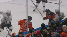 Ze střelce ranařem. McDavid byl po ostrém faulu vyloučen do konce zápasu