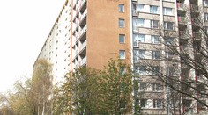 Matka zamkla dceru v bytě, ta se pokusila z 5. patra sešplhat po záclonách