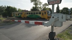VIDEO: Kamion uvázl na kolejích. Řidič odtahovky mu zachránil život