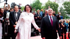 Vladimír pracuje ve slévárně, jeho žena Miroslava Němcová šéfovala Sněmovně