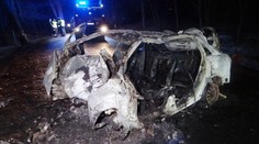 Auto po nárazu do stromu vzplálo, člověk za volantem uhořel