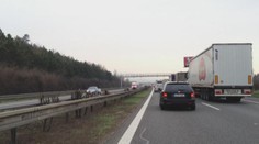 Kamion na D5 u Berouna prorazil svodidla a zablokoval rychlé pruhy