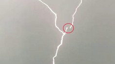 Letadlo přistávalo v bouřce, během vteřiny ho zasáhly tři blesky! VIDEO