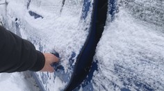 Přimrzají vám v zimě dveře u auta? Jednoduchý trik, jak tomu předejít