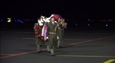 Letadlo s tělem českého velvyslance v Pákistánu přistálo na Ruzyni