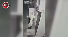 Muže zaujala okapová roura. Teď má ostudu po celém světě. VIDEO