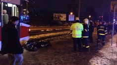 Žena v Praze nepřežila srážku s tramvají! Tělo museli vyprostit hasiči!